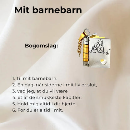 "Til mit barnebarn" – den fineste lille halskæde med en bog